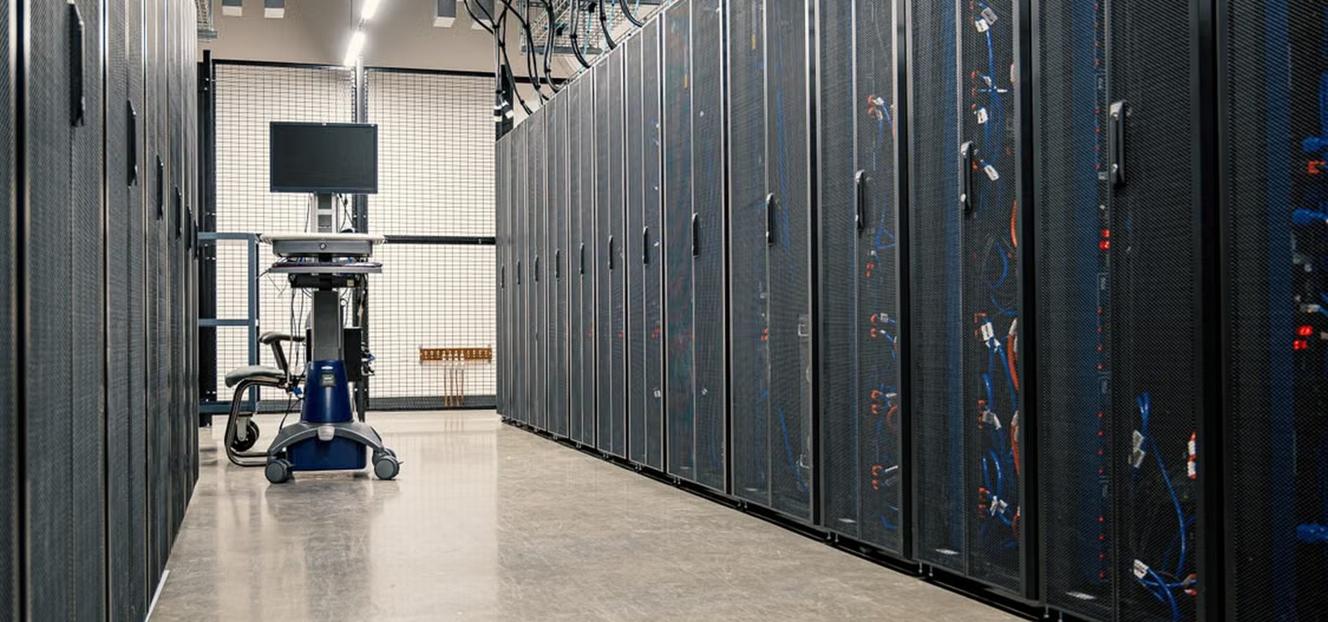 Data center με σειρές server racks — υποδομή τεχνητής νοημοσύνης