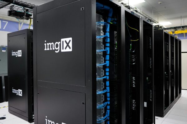 Συστοιχίες διακομιστών σε data center — υποδομές τεχνητής νοημοσύνης