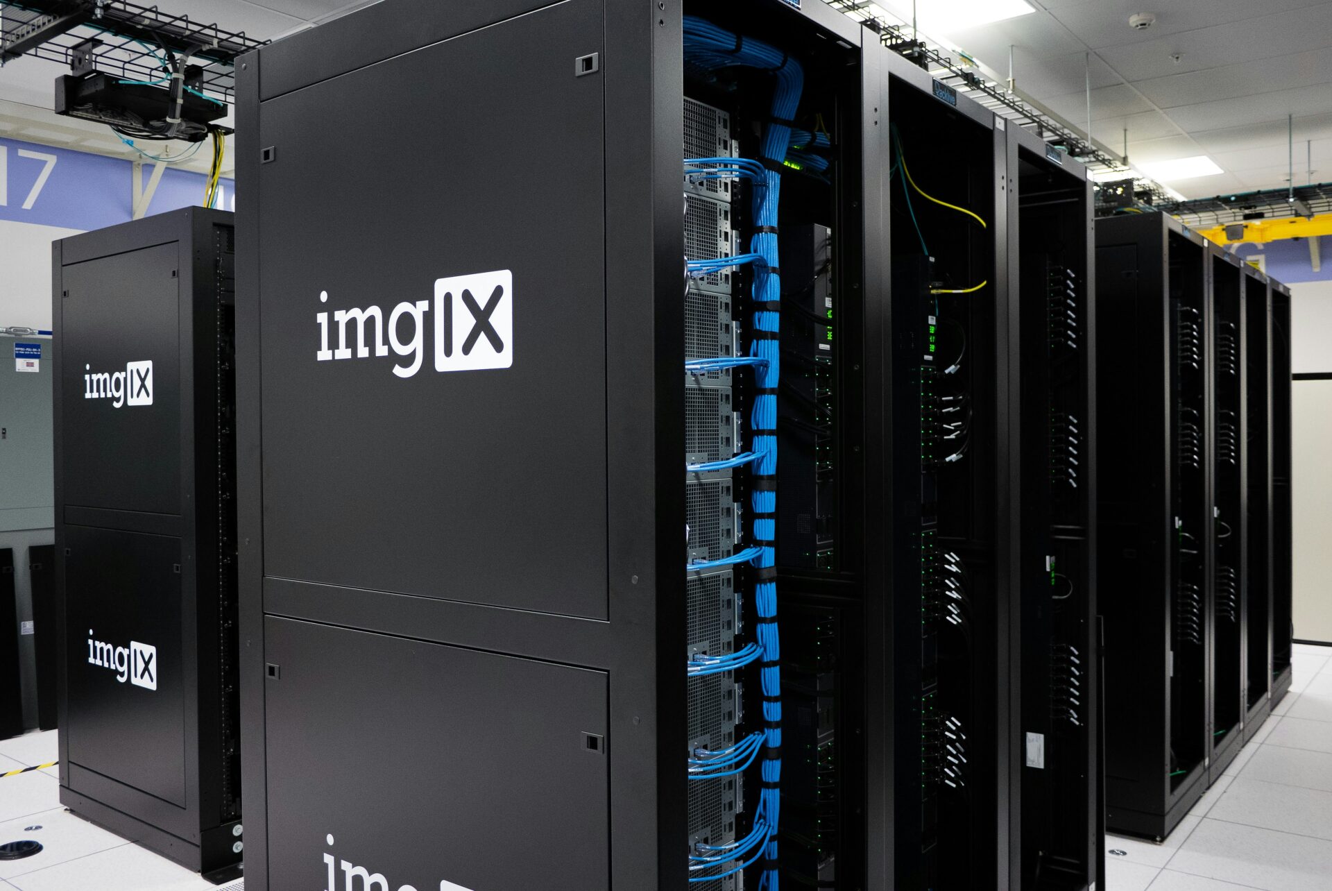 Συστοιχίες διακομιστών σε data center — υποδομές τεχνητής νοημοσύνης
