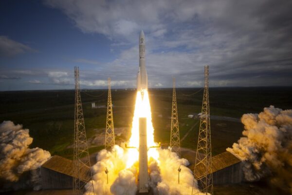 Ο ευρωπαϊκός πύραυλος Ariane 6 κατά την εκτόξευσή του