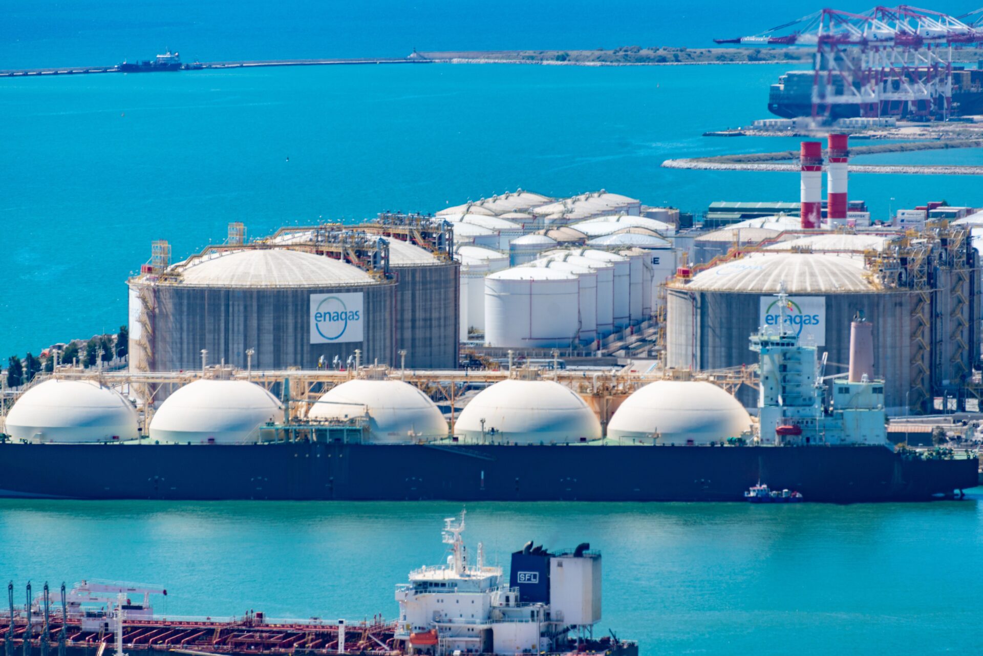 Πλοίο LNG σε τερματικό σταθμό φυσικού αερίου